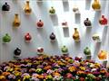 Blumenkunst aus "Flammenden Käthchen" am Boden - Kunstblumen auf der Keramik