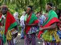 Diese afrikanische Folkloregruppe zog durchs Gelände und verbreitete gute Stimmung.