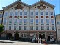 Eines der schönsten Häuser von Bad Tölz ist das ehemalige Rathaus und jetzige Stadtmuseum, vor dem eine unserer Besichtigungsgruppen steht. 